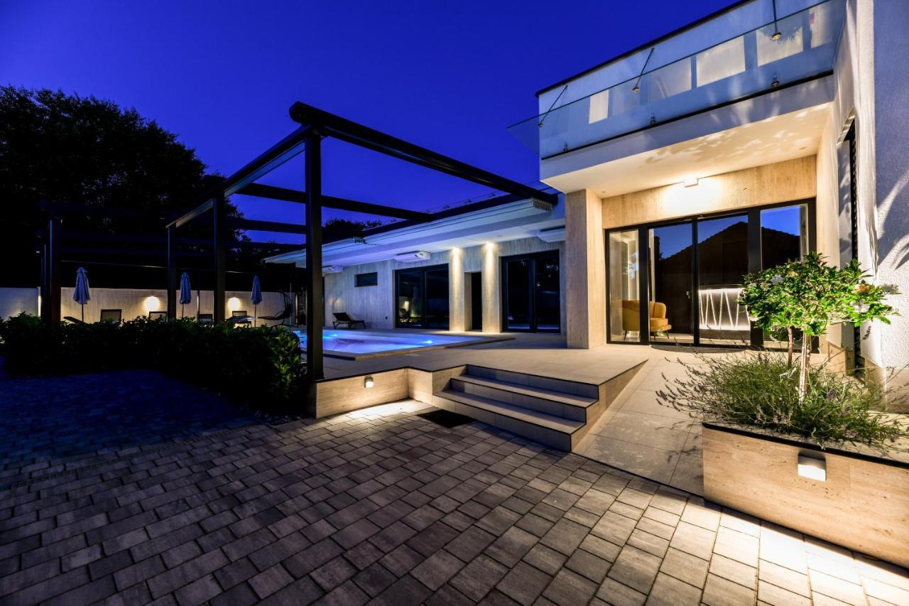 Crowonder Apartments & Rooms Oaza With Heated Swimming Pool And Sauna Turanj Buitenkant foto